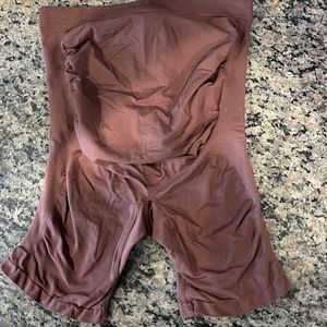 SKIMS MATERNITY SCULPTING SHORT MID THIGH